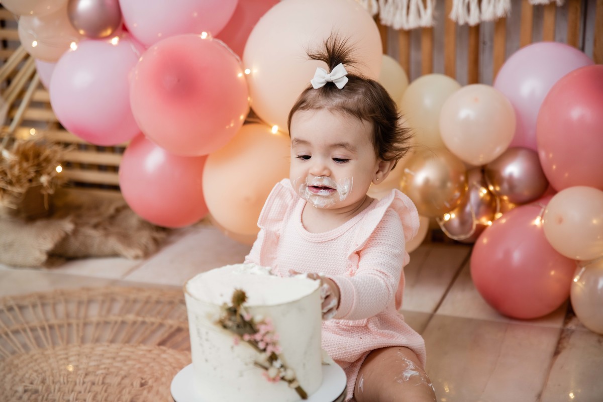 Bebe cenário smash the cake boho chic roupinha rosa comendo bolo bagunça com a mao