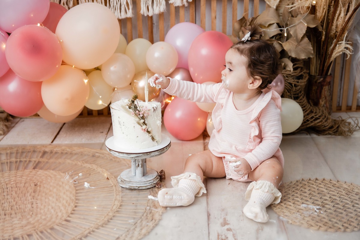 Bebe cenário smash the cake boho chic roupinha rosa comendo bolo bagunça com a mao