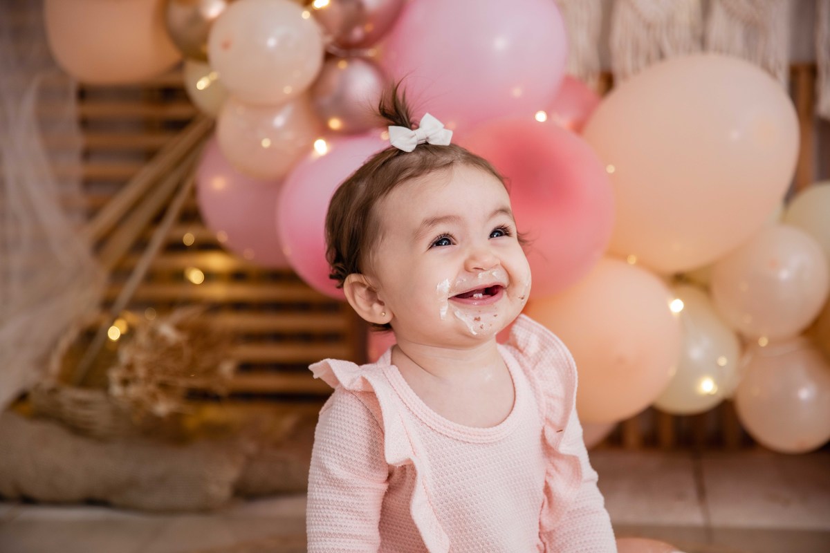 Bebe cenário smash the cake boho chic roupinha rosa comendo bolo bagunça boca lambuzada