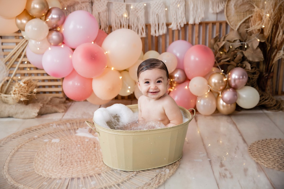Bebe cenário smash the cake boho chic roupinha rosa no splash dentro da tina amarelinha feliz sorrindo olhando p frente
