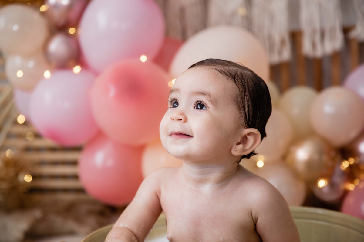 Bebe cenário smash the cake boho chic roupinha rosa no splash dentro da tina amarelinha