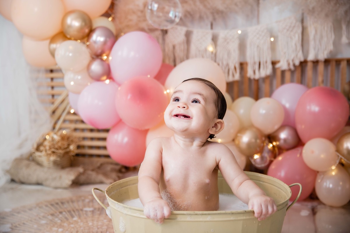 Bebe cenário smash the cake boho chic roupinha rosa no splash dentro da tina amarelinha feliz sorrindo olhando p cima