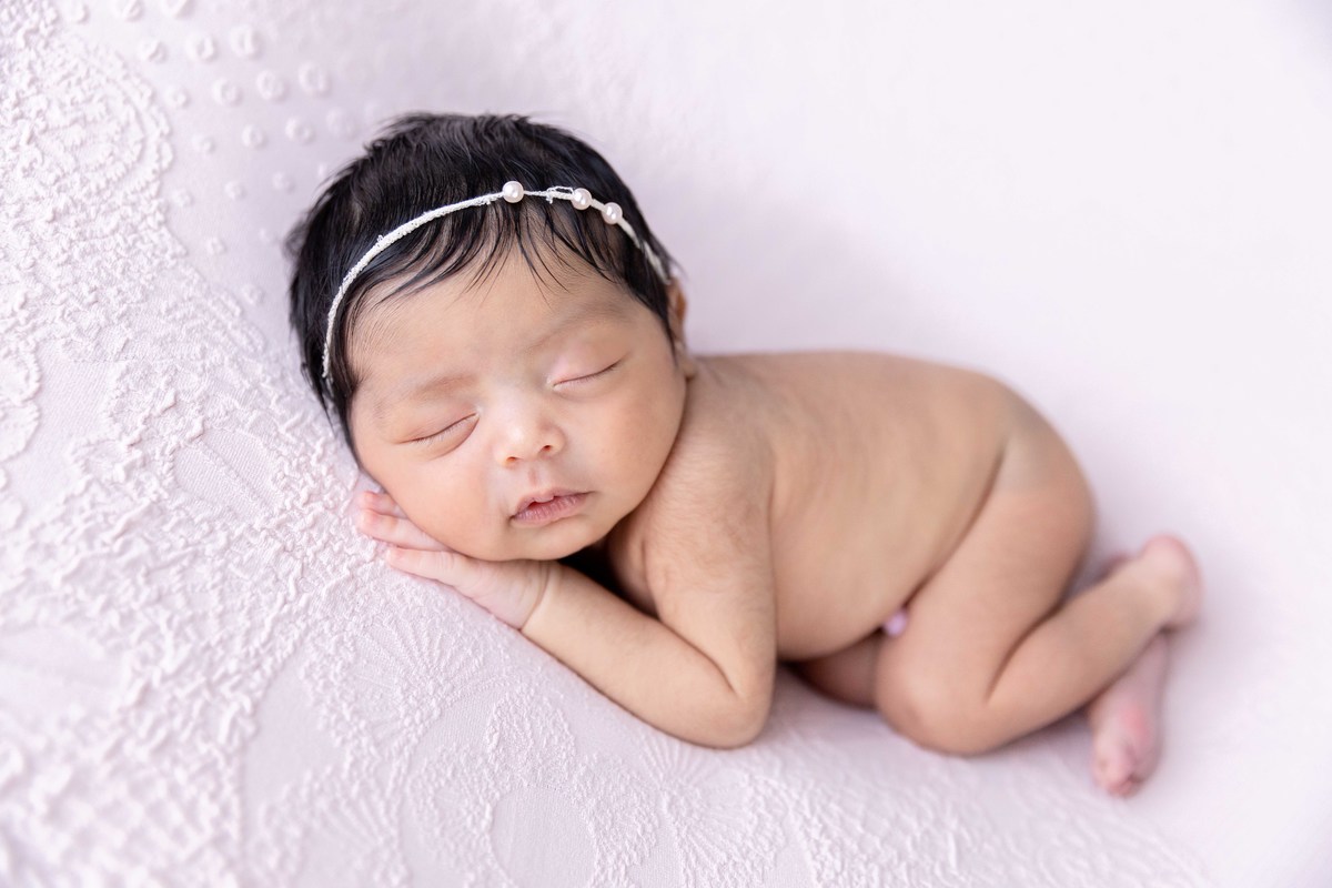 bebe de ladinho tiara pérolas