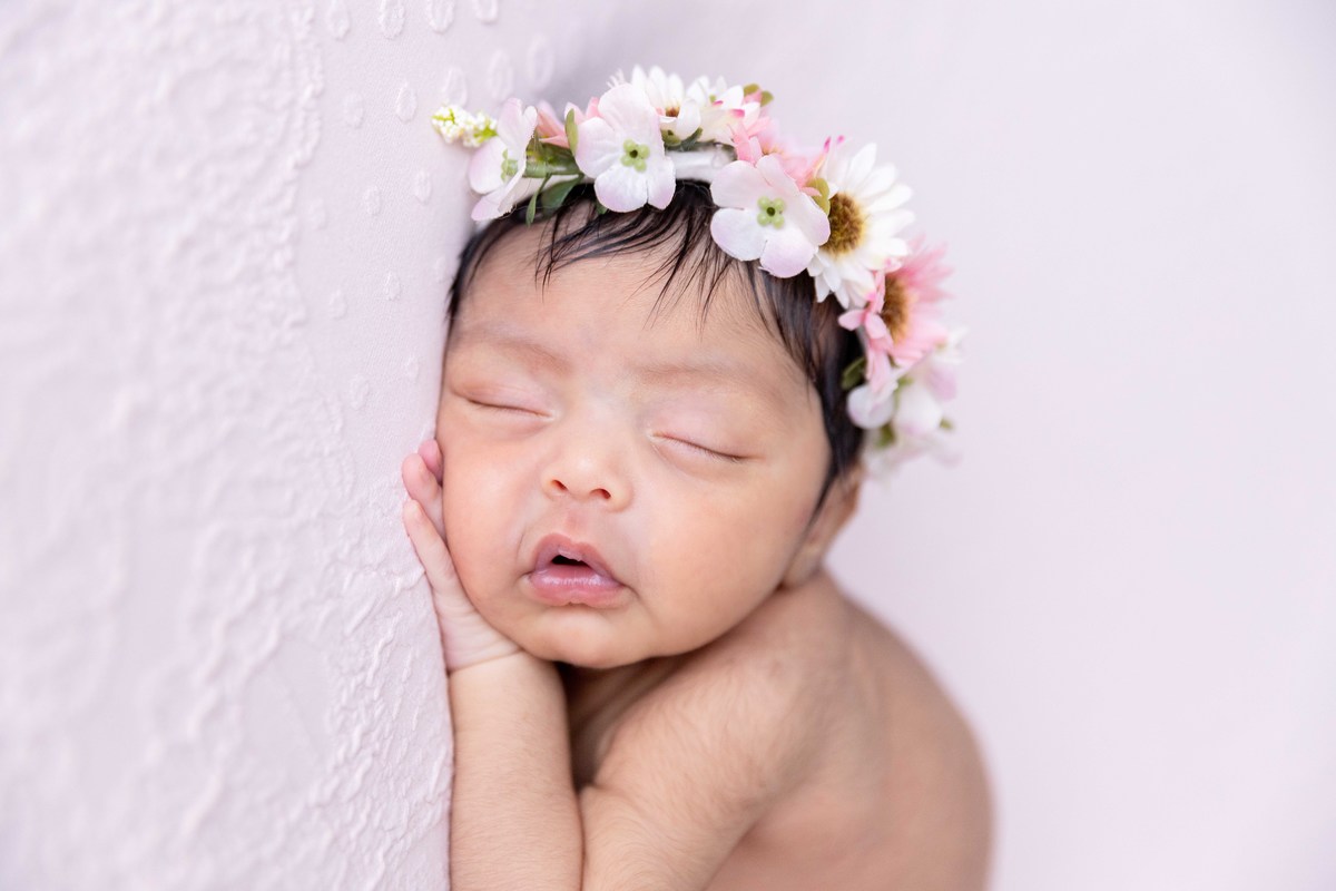 bebe pose coala flores rosto