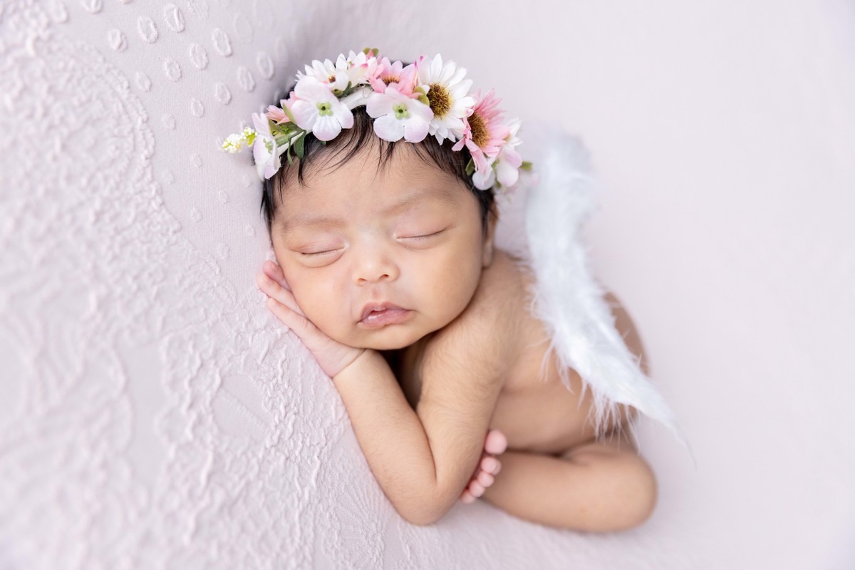 bebe pose coala com asa de anjo e flores