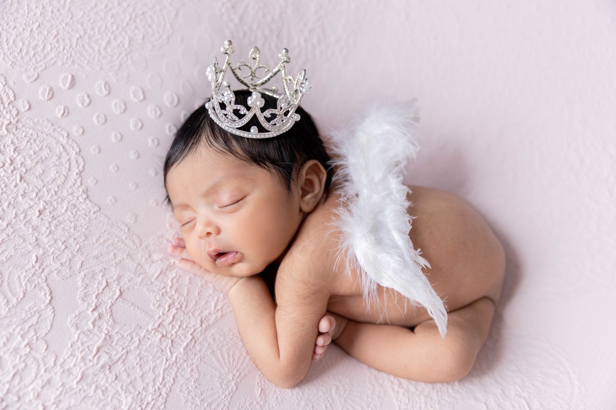 bebe pose coala com asa de anjo e coroa