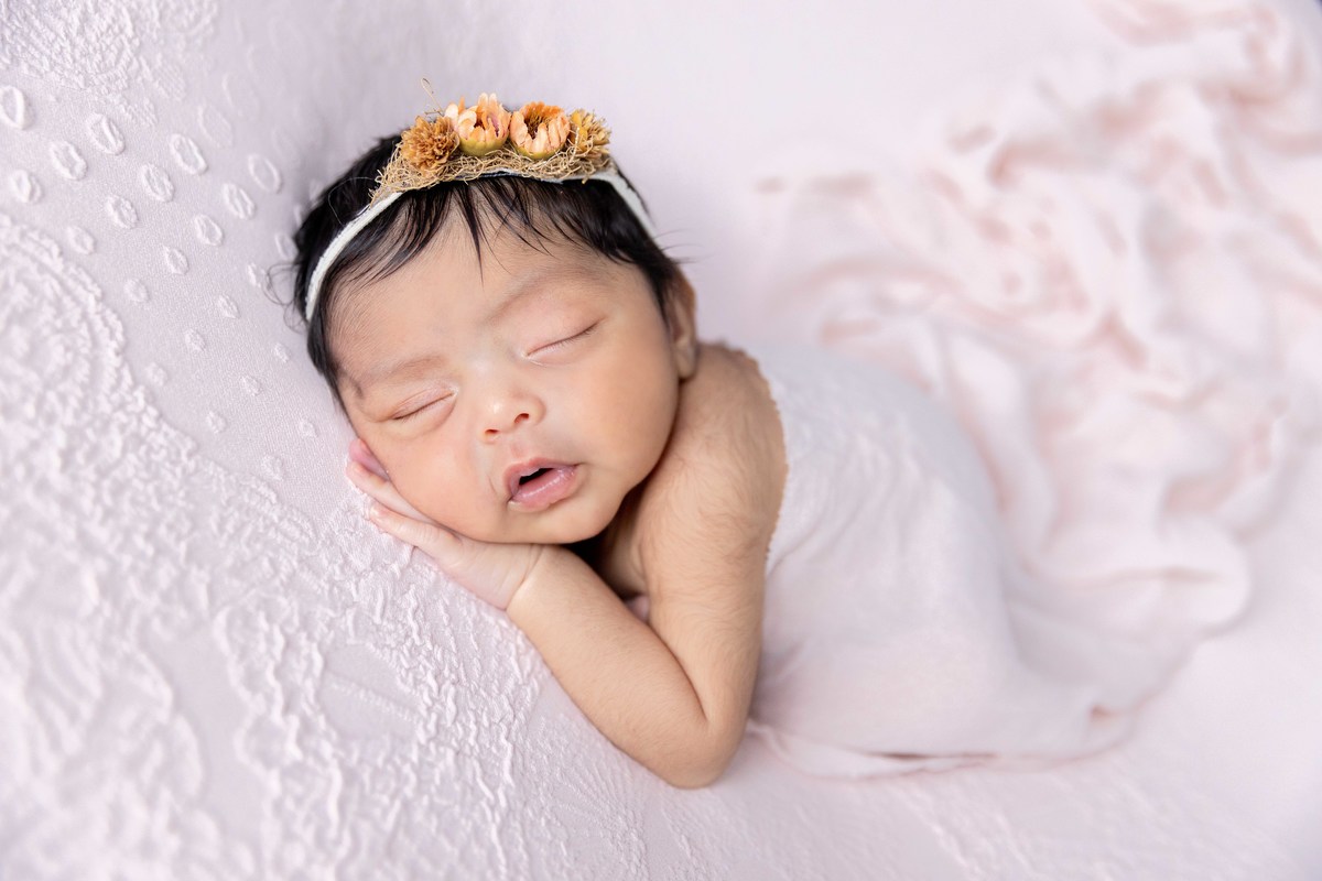 bebe de ladinho com tecido no bumbum