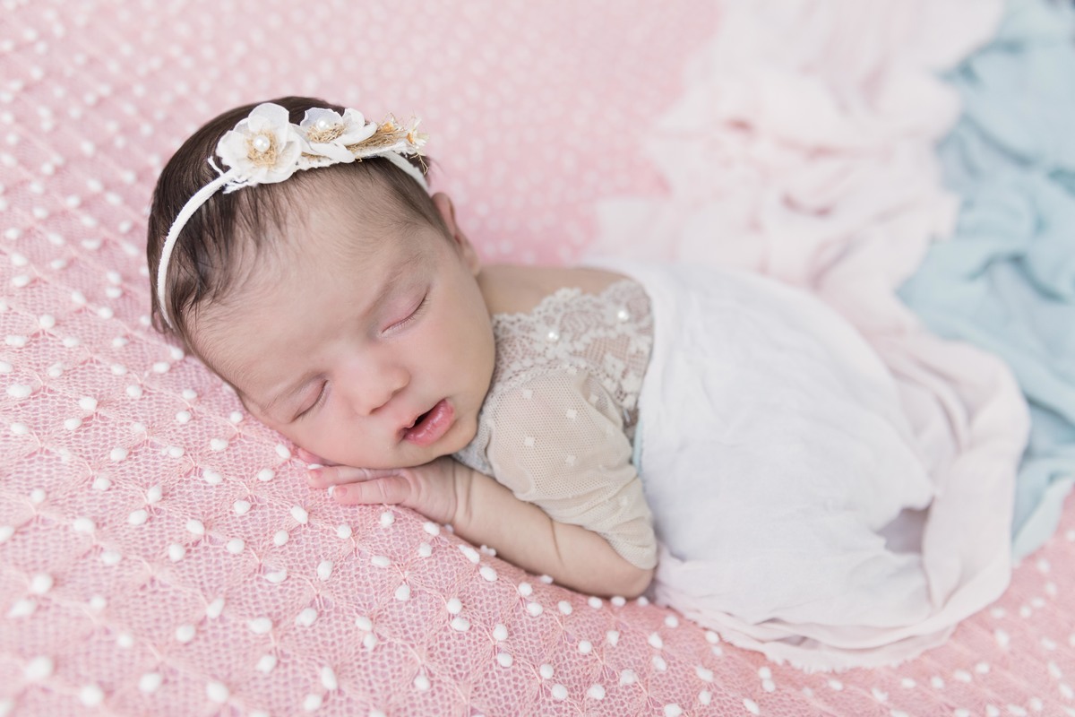 bebe pose bundinha com tecido no quadril