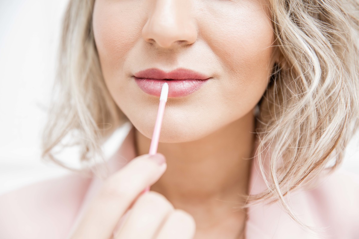 Micropigmentadora Ana Lima roupa rosa suave blaser passando cotonete na boca