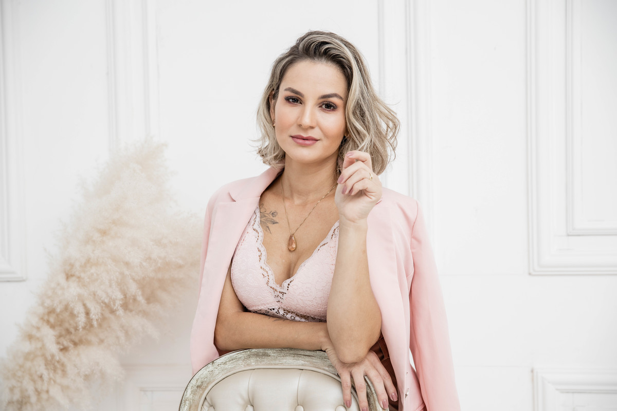 Micropigmentadora Ana Lima roupa rosa suave blaser parede Boiserie apoiada na postrona