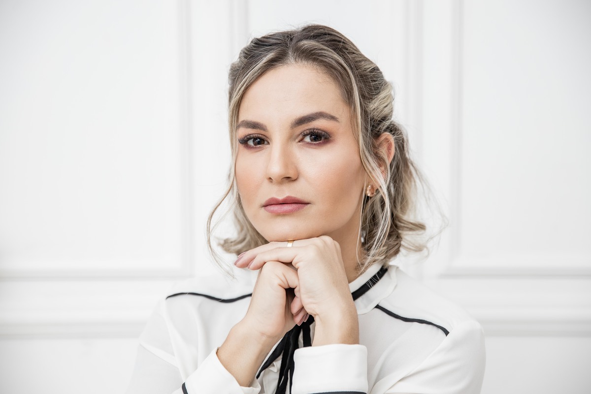 Micropigmentadora Ana Lima roupa branca com fundo  parede Boiserie