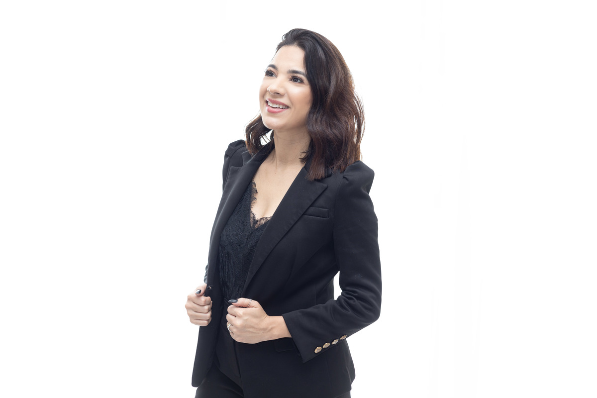 mulher blaser preto Coach pose de lado