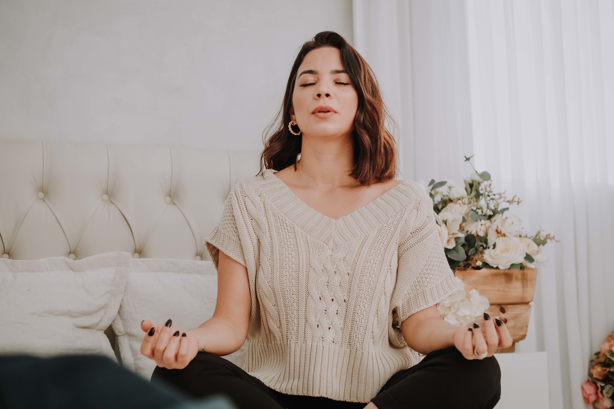 mulher blaser azul Coach meditando