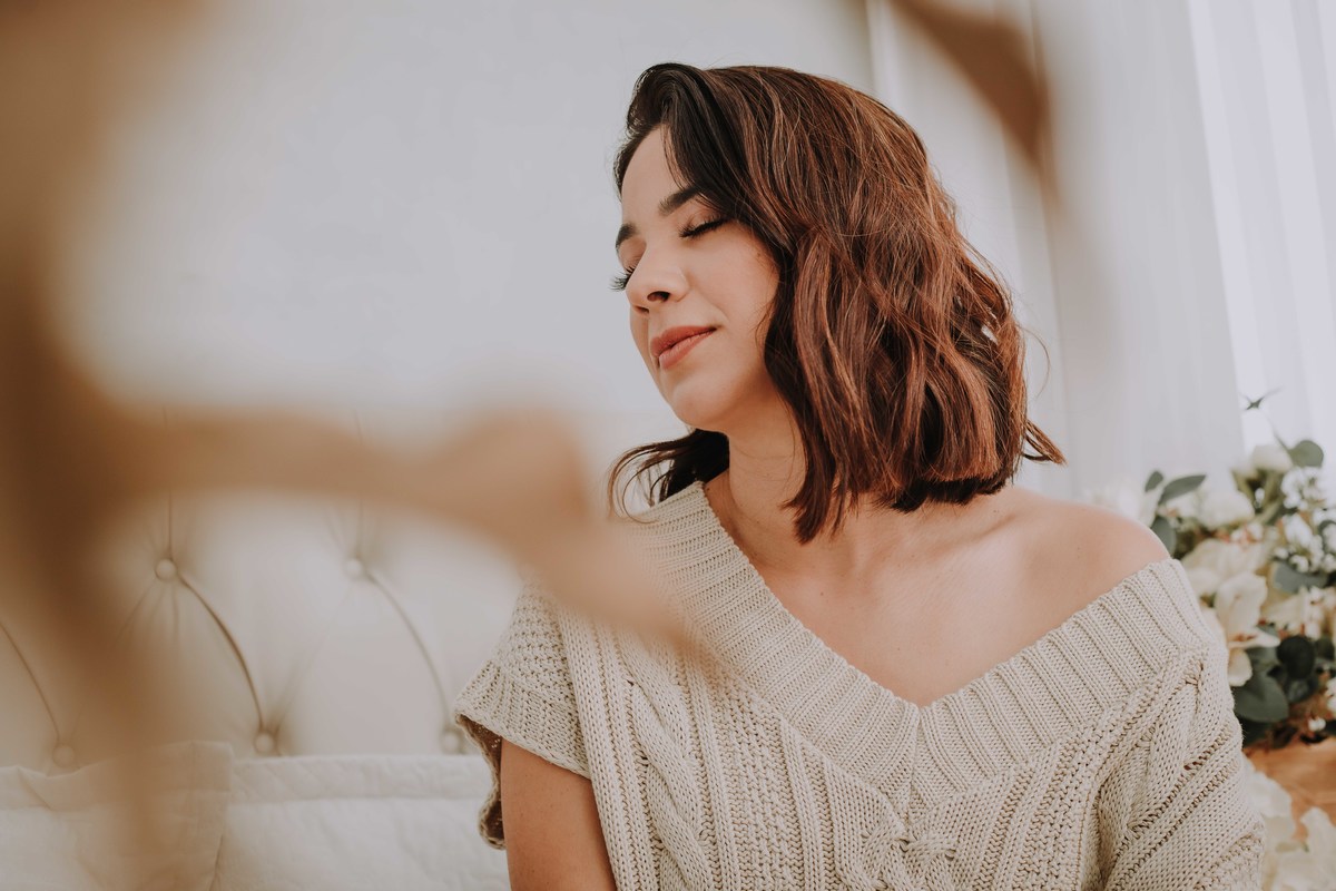 mulher blaser azul Coach respirando fundo