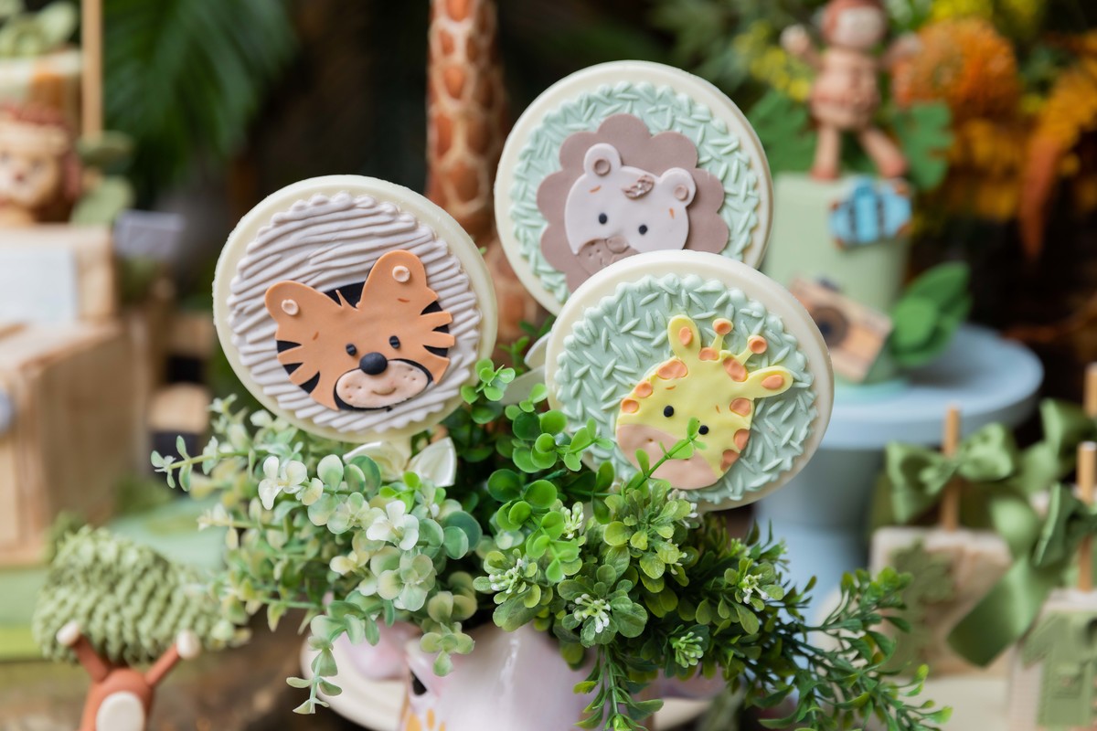 decoração bichinhos comestíveis tema safari mesa do bolo pirulitos