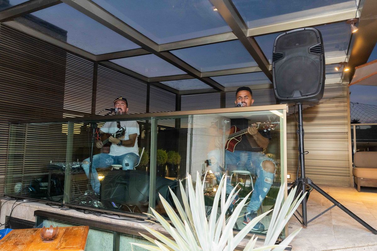 Banda tocando na festa tema safari luxo