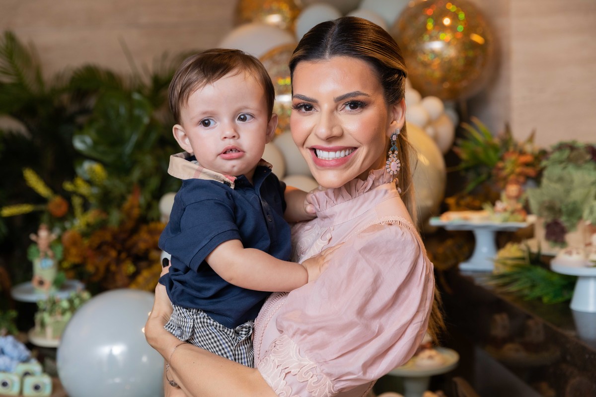 bebe no colo da mae na mesa do bolo tema safari 