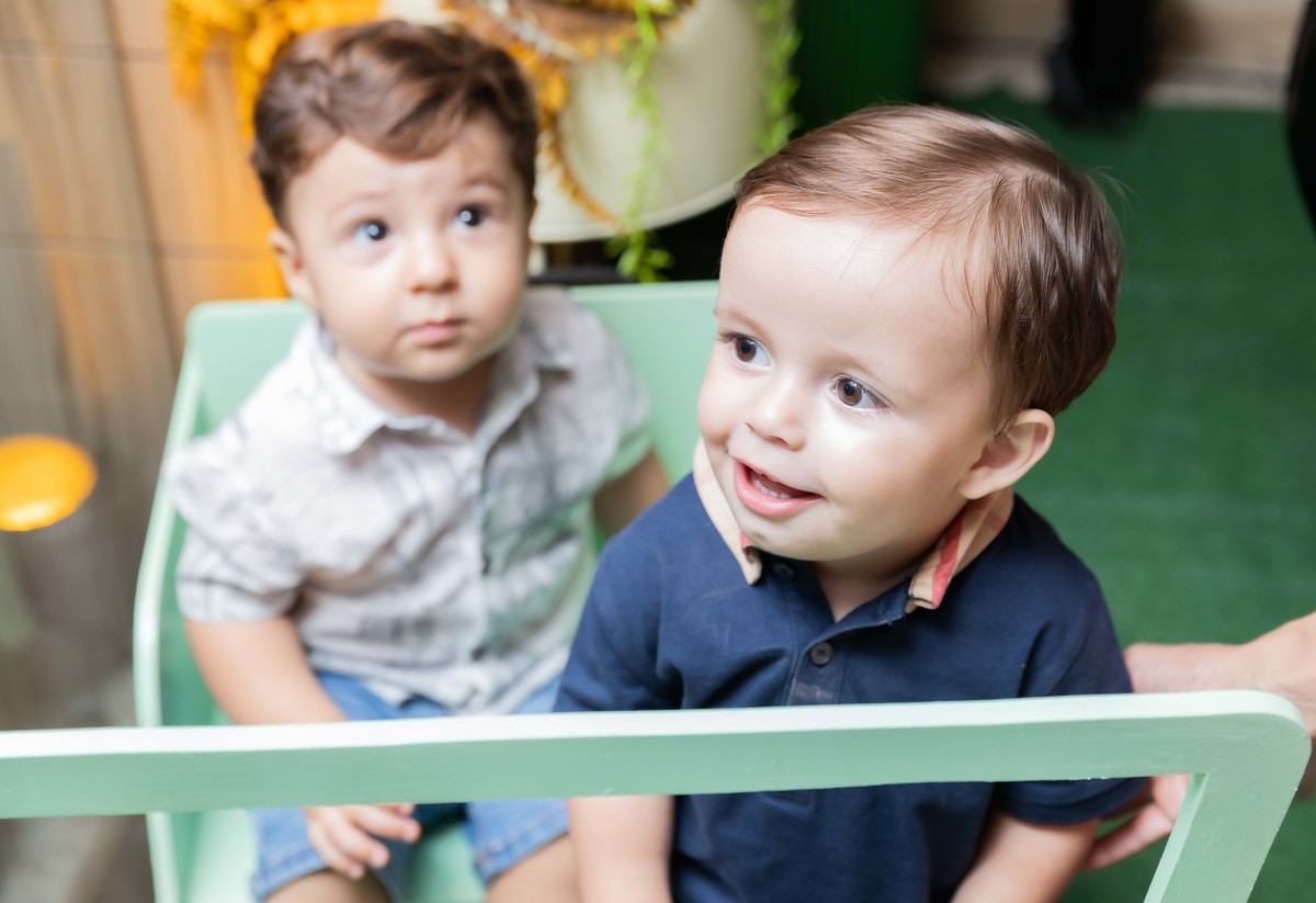 aniversariante sorrindo bebe safari tema noc arrinho com amigo