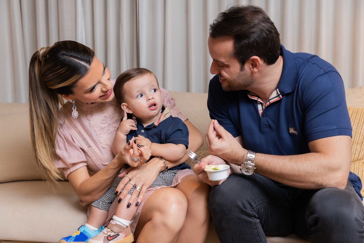 aniversariante bebe safari tema se alimentando an festa colo da mae e do pai