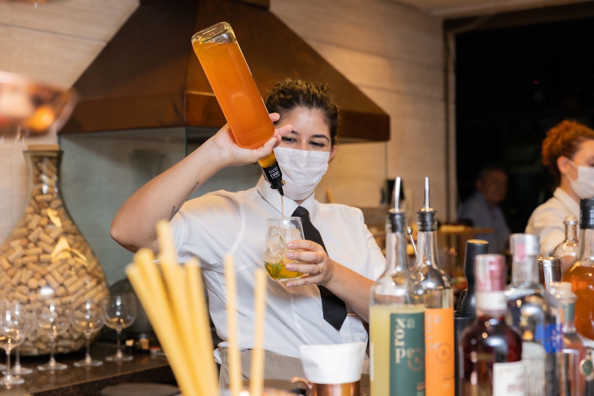 barmen fazendo drink na festa