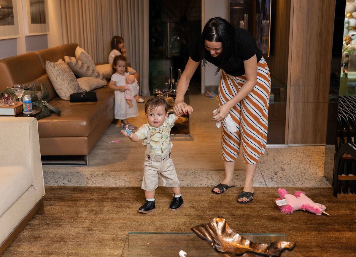 aniversariante andando com babá tema safari luxo