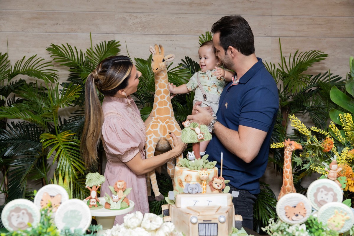 momento dos parabéns tema safari bebe na mesa do bolo colo dos pais