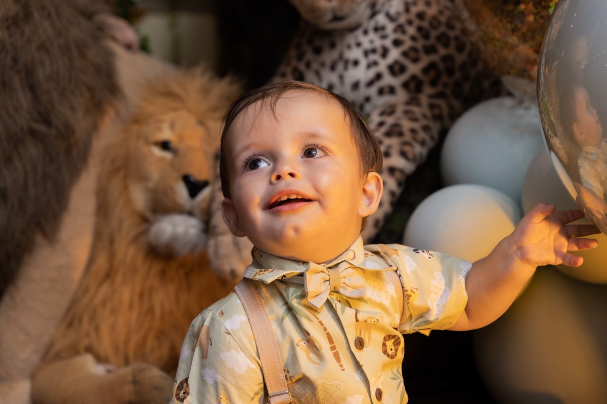 aniversariante sorrindo bebe safari tema