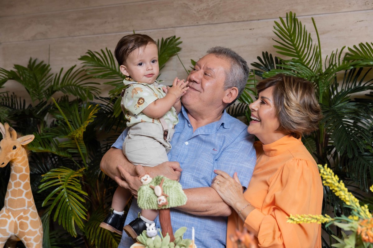 aniversariante sorrindo bebe safari tema colo dos avós