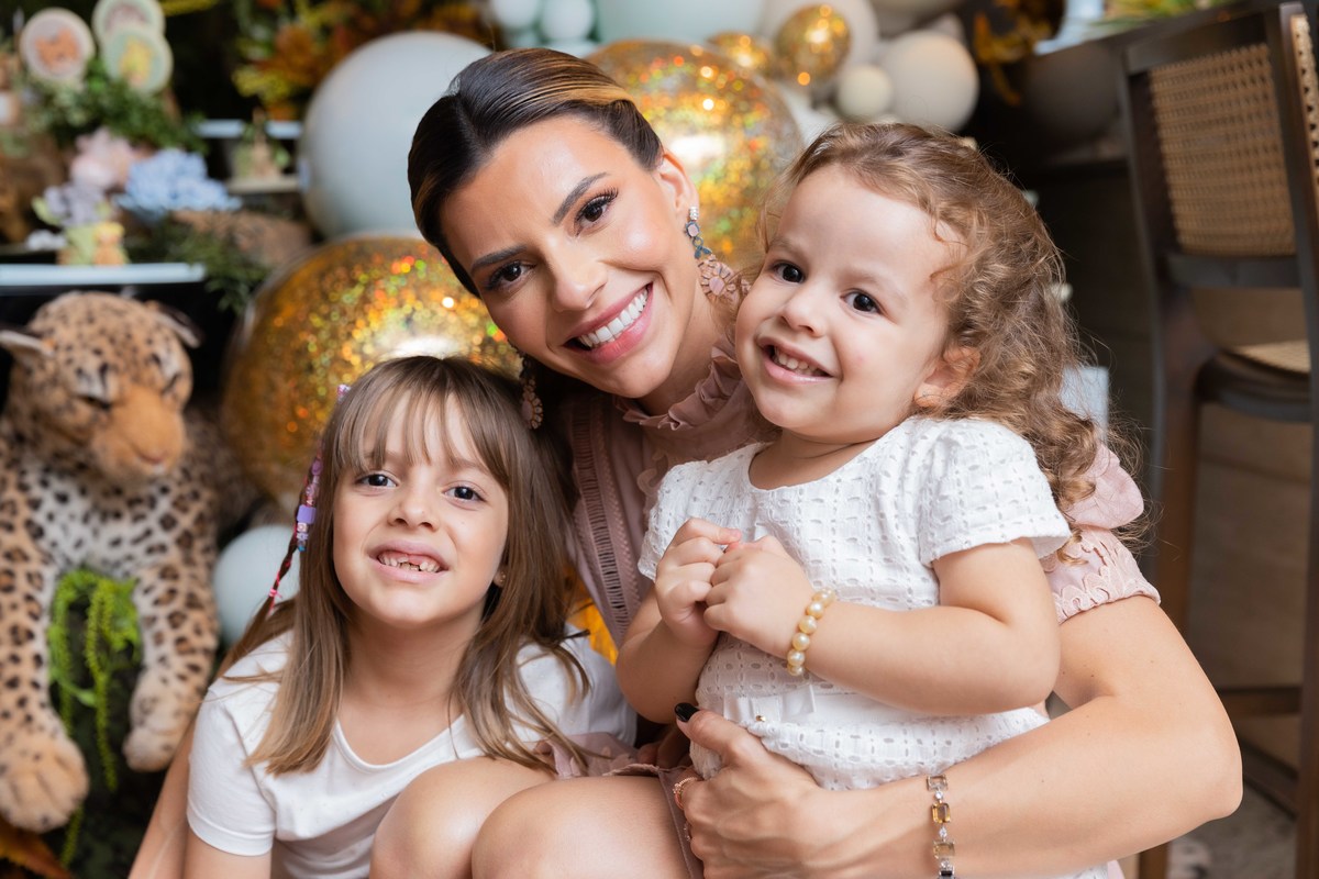 mae do bebe com sobrinhas lindas felizes sorridentes
