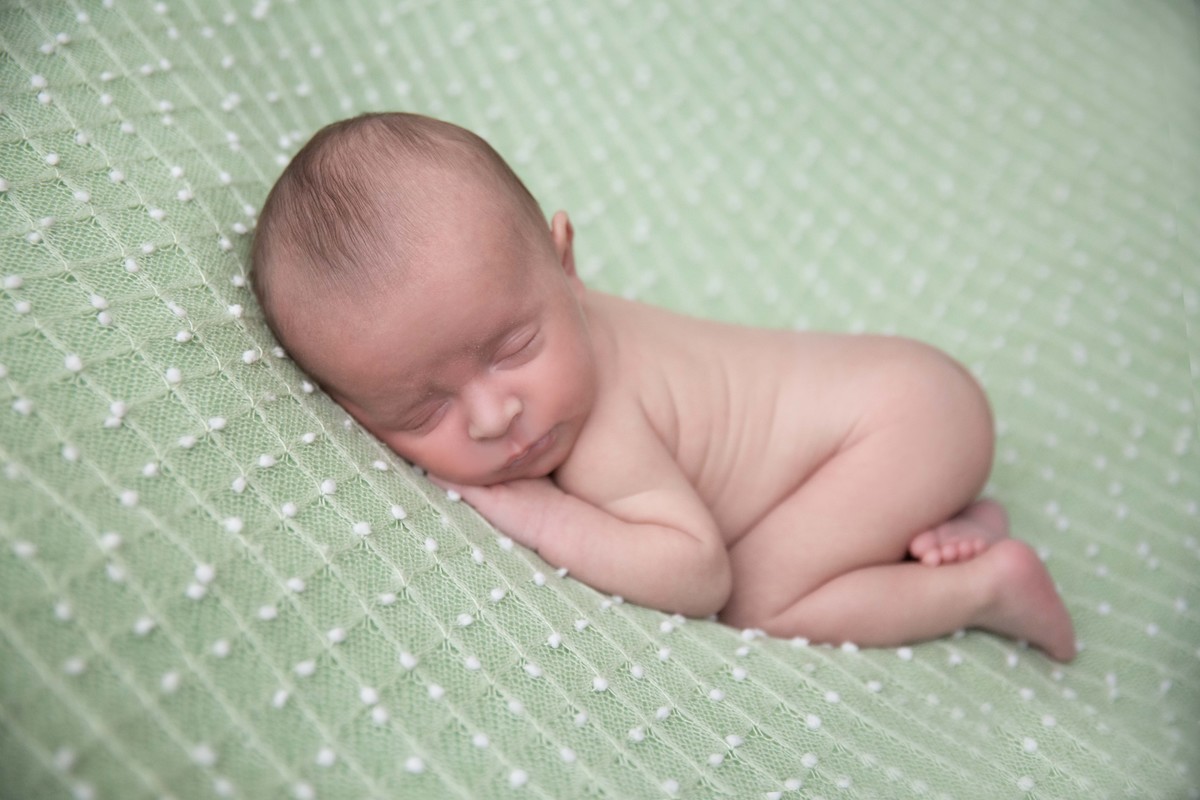 Pedro Henrique, em uma pose muito anatômica, muito conhecida por pose de bundinha. É tirada em primeiro plano.