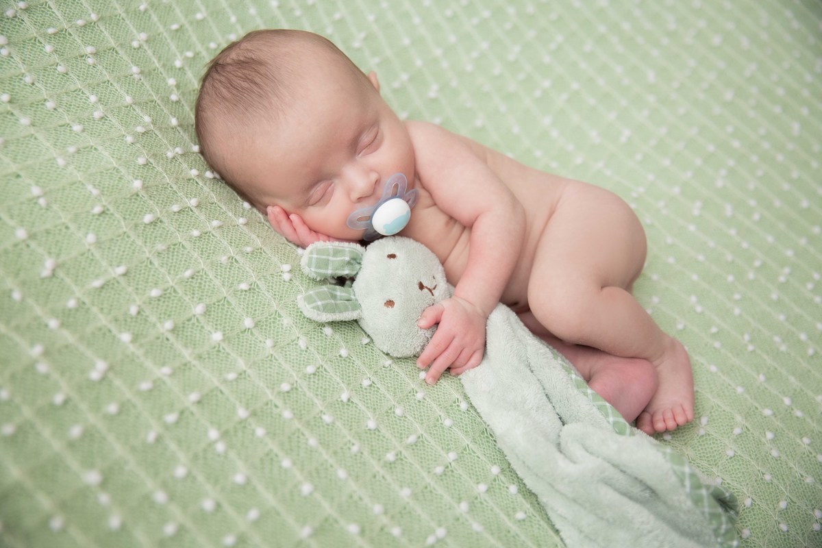 Essa naninha é muito especial, se agarrou a ela logo que nasceu.  Sempre peço aos pais para trazerem algo particular do bebê. 