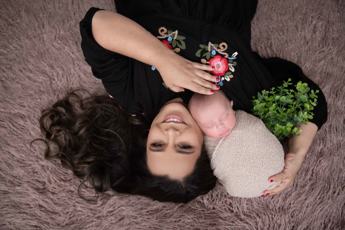 Essa foto não falta em nenhum ensaio, claro que sempre respeitando os limites da mamãe, que muitas vezes faz cesárea! E fica sensacional! Amamos muito!