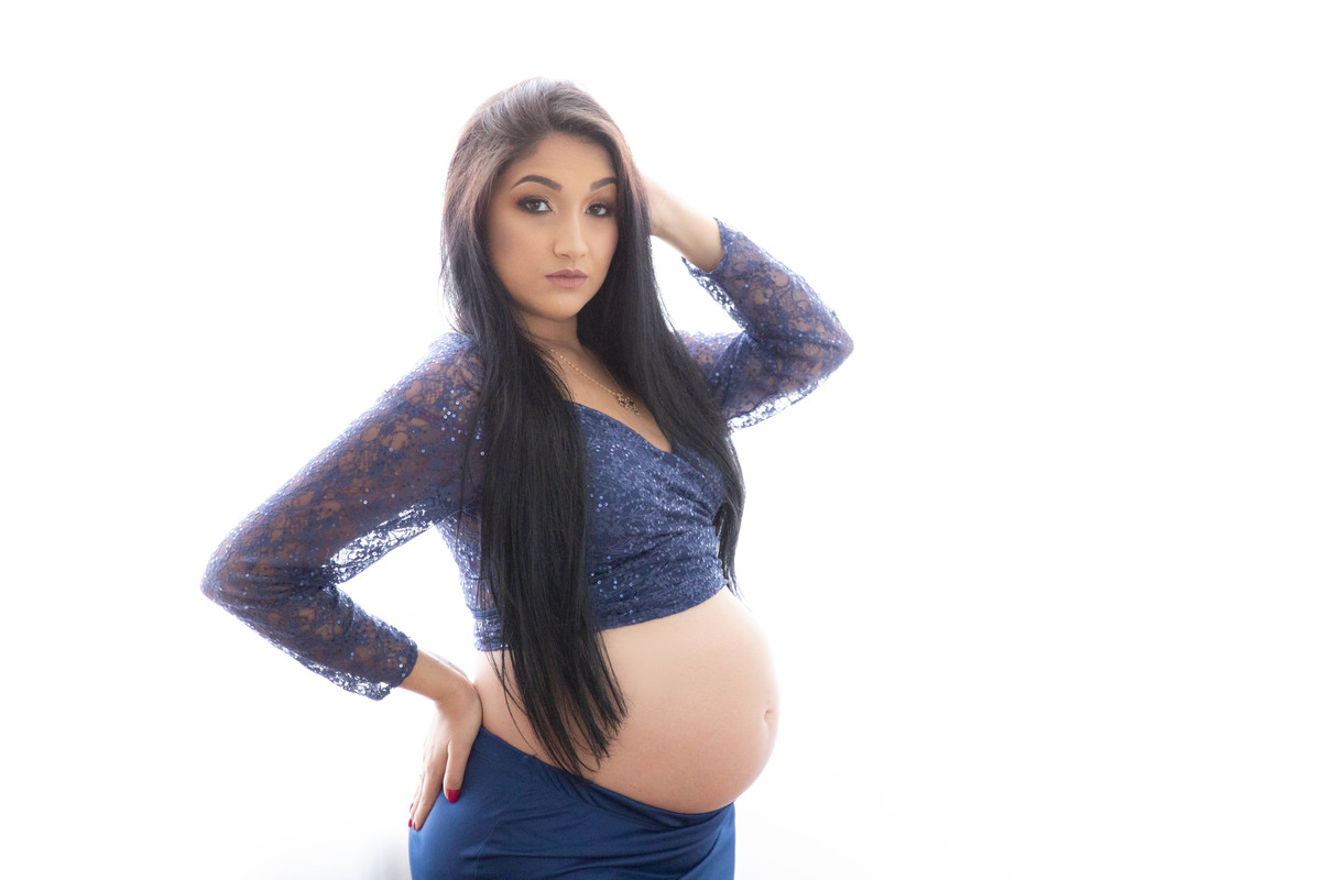 A luz é fundamental em uma fotografia. Amo fazer uso da luz natural no estúdio criando imagens claras e destacando a modelo. A foto fica linda!