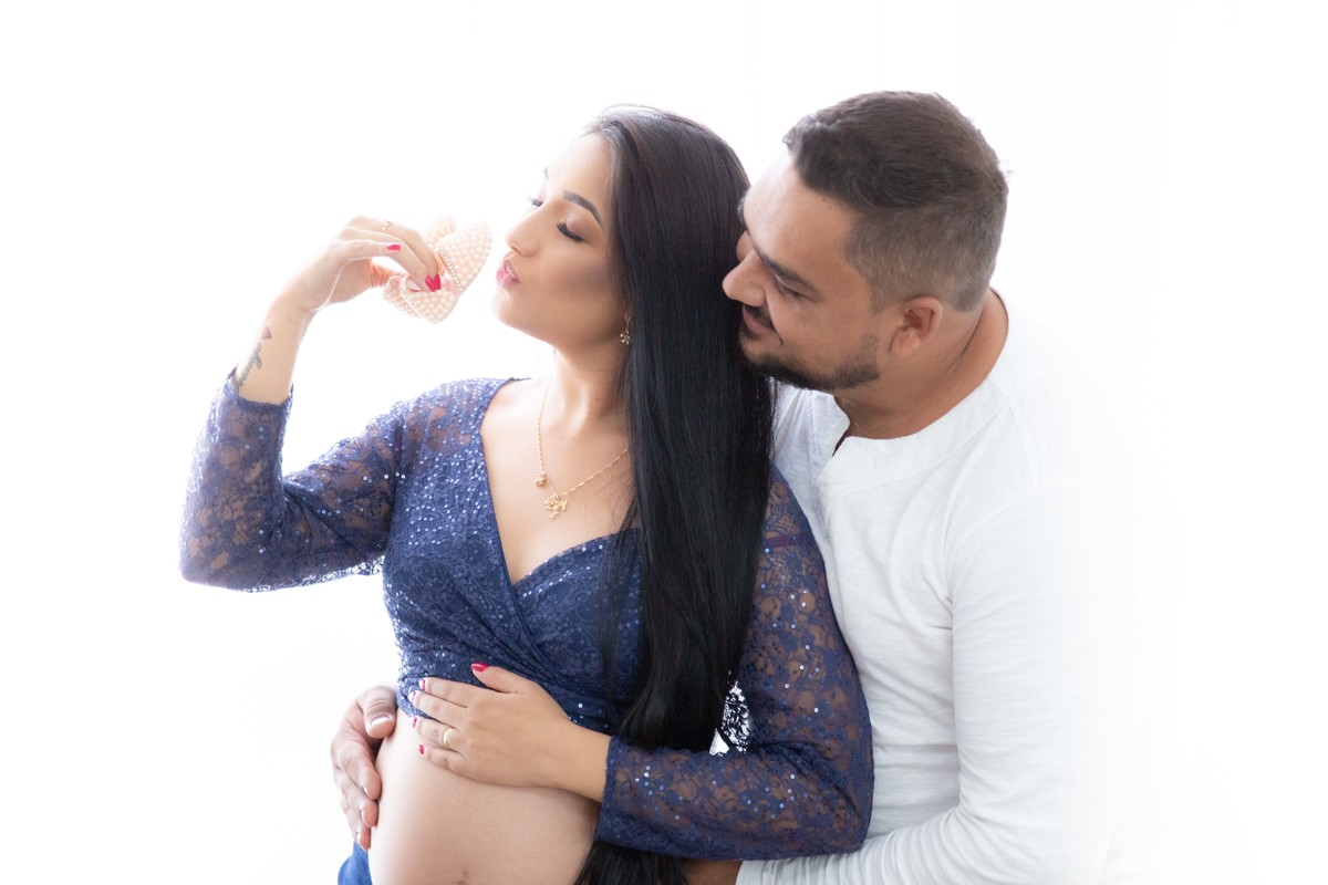 A luz é fundamental em uma fotografia. Amo fazer uso da luz natural no estúdio criando imagens claras e destacando a modelo. A foto fica linda! Amo quando incluo o pai nas fotos e eles ficam super felizes e radiantes!