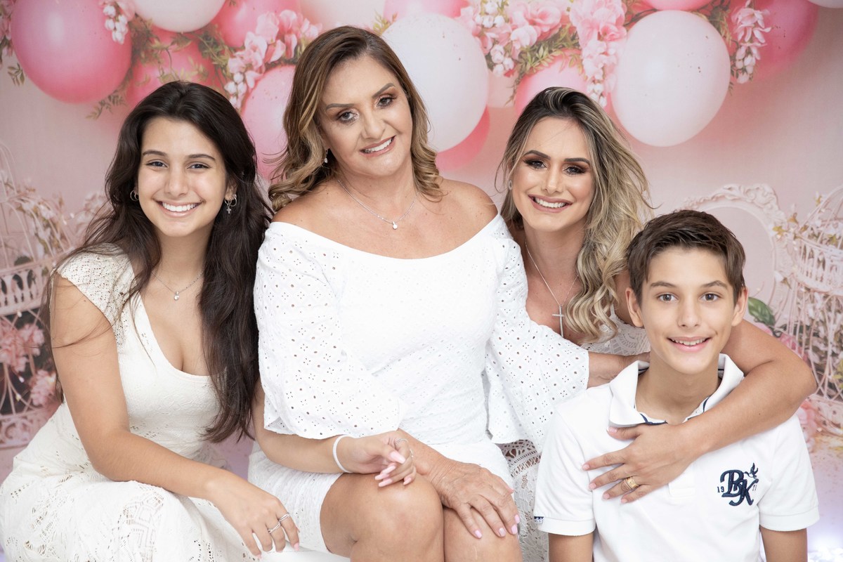 avó, mãe e filhos netos numa foto que mostra gerações e muito amor envolvido
