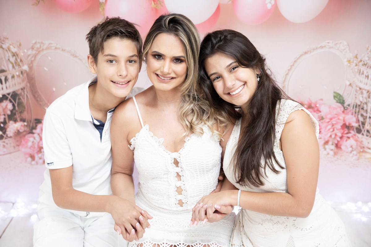 Mae e filhos, abraçados