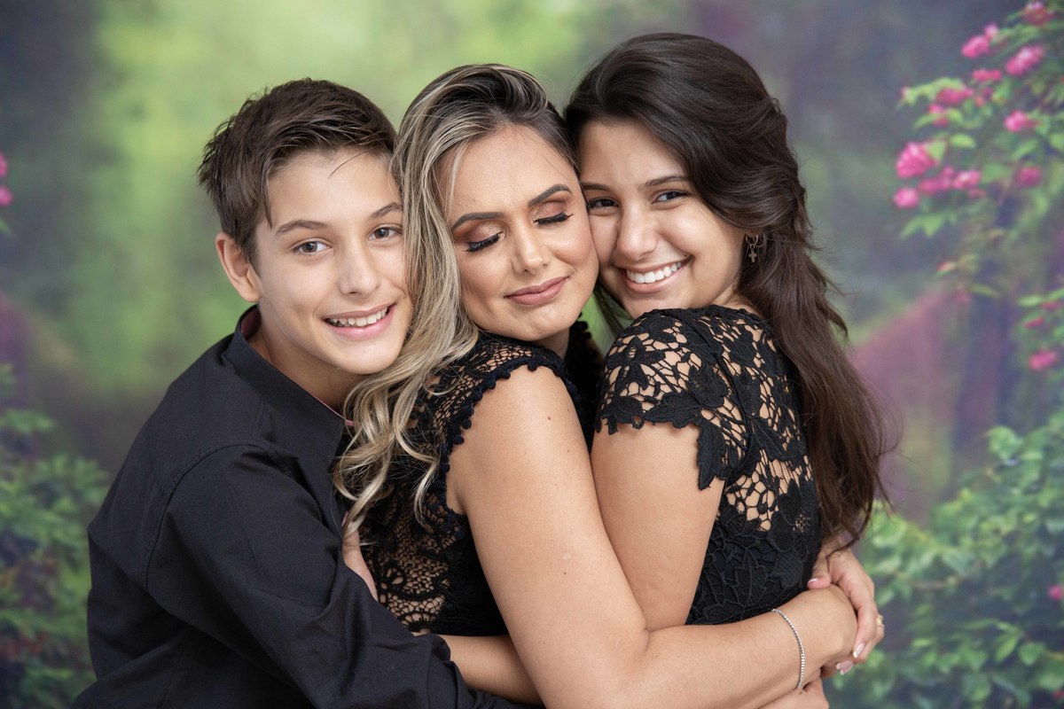 Um suspiro de amor da mamãe com seus filhos lindos