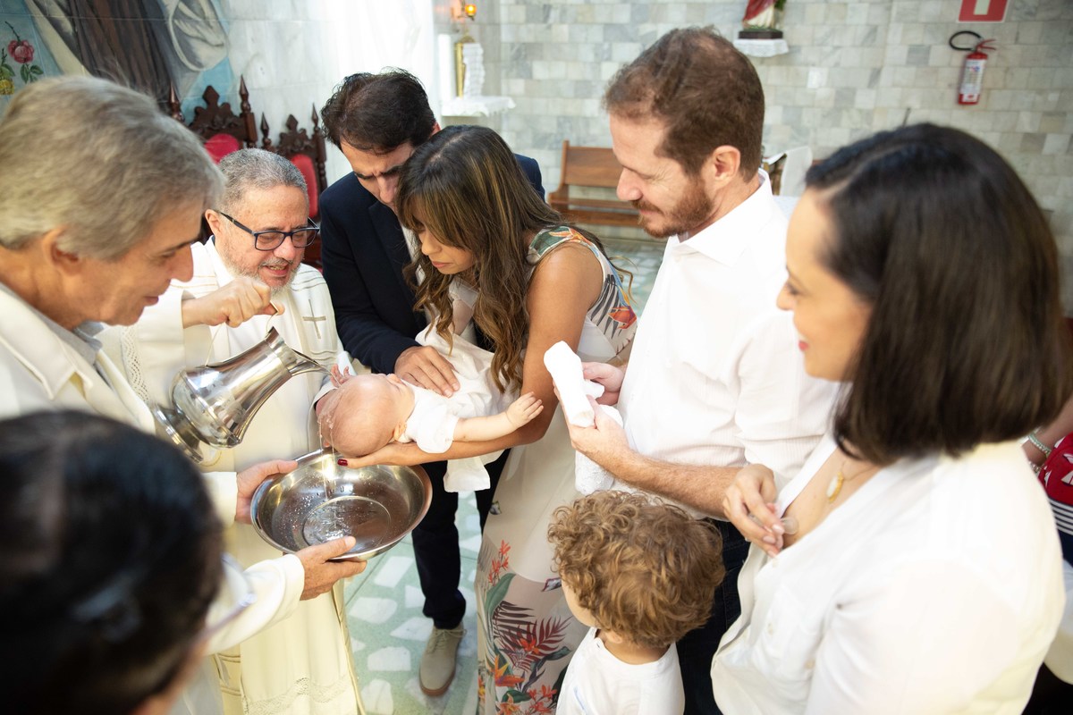 Momento maravilhoso do batismo, quando a água é derramada na cabeça da criancá ou do bebê