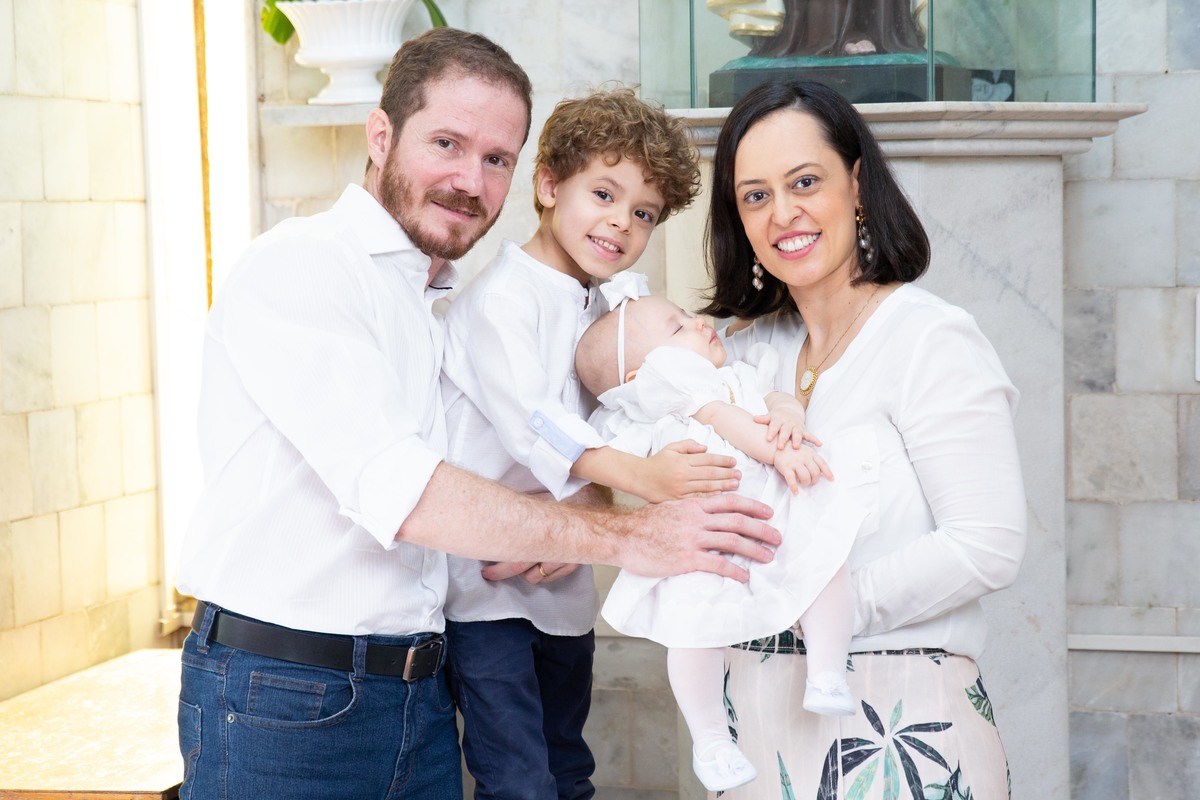 Família no fim do batismo em foto conjunta