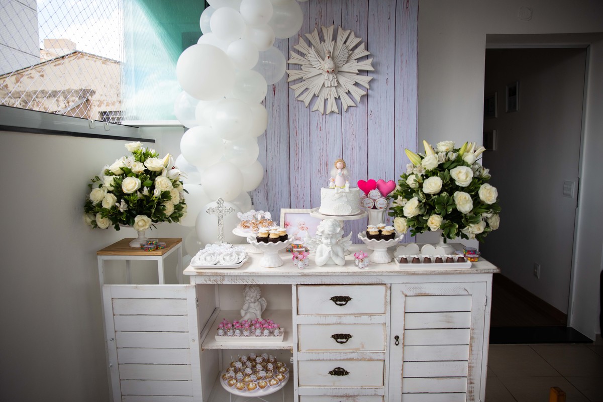 Mesa com a decoração, detalhes, bolo e muita fofura para celebrar o batizado da princesa Isabela.