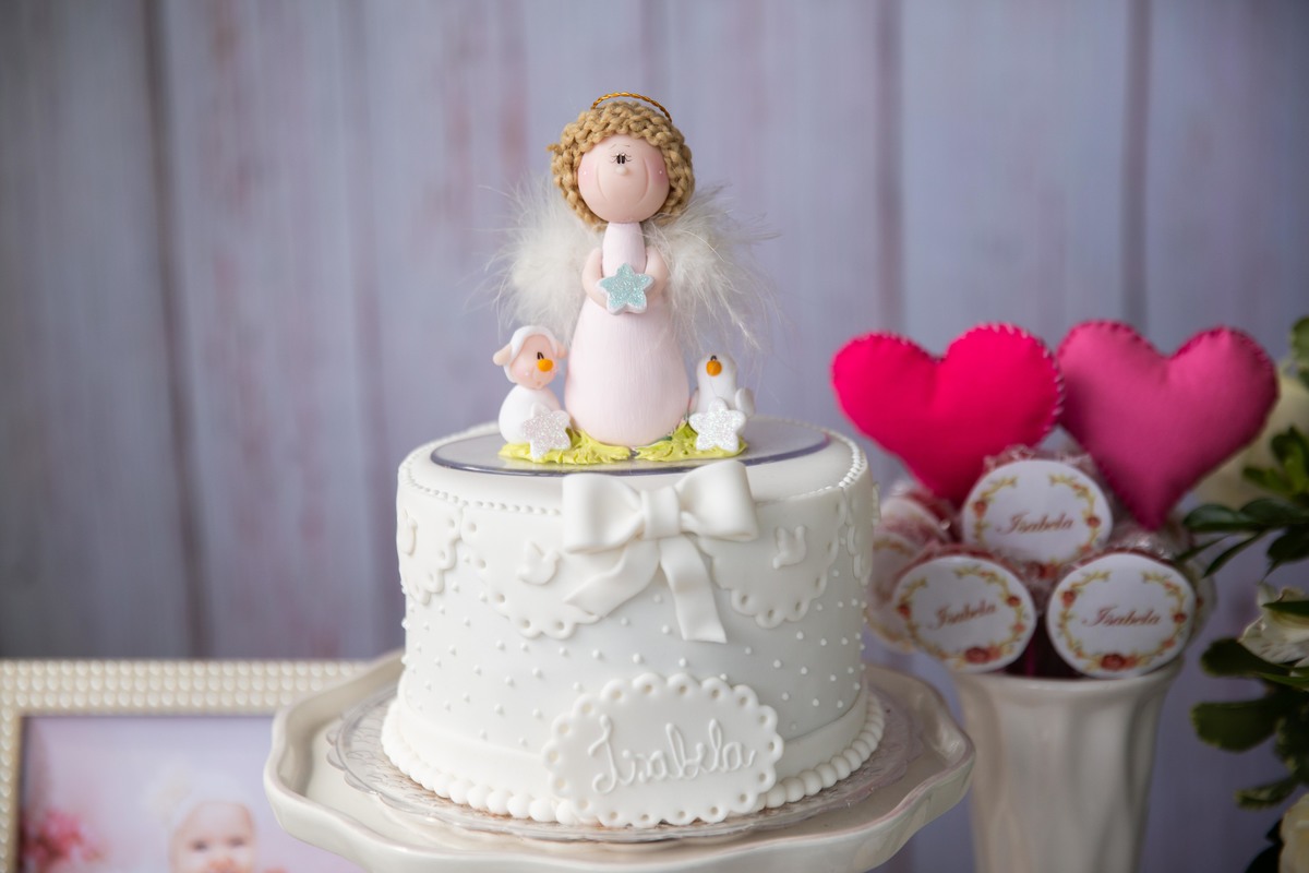 detalhe do bolo do batizado com anjinho e ovelhinhas