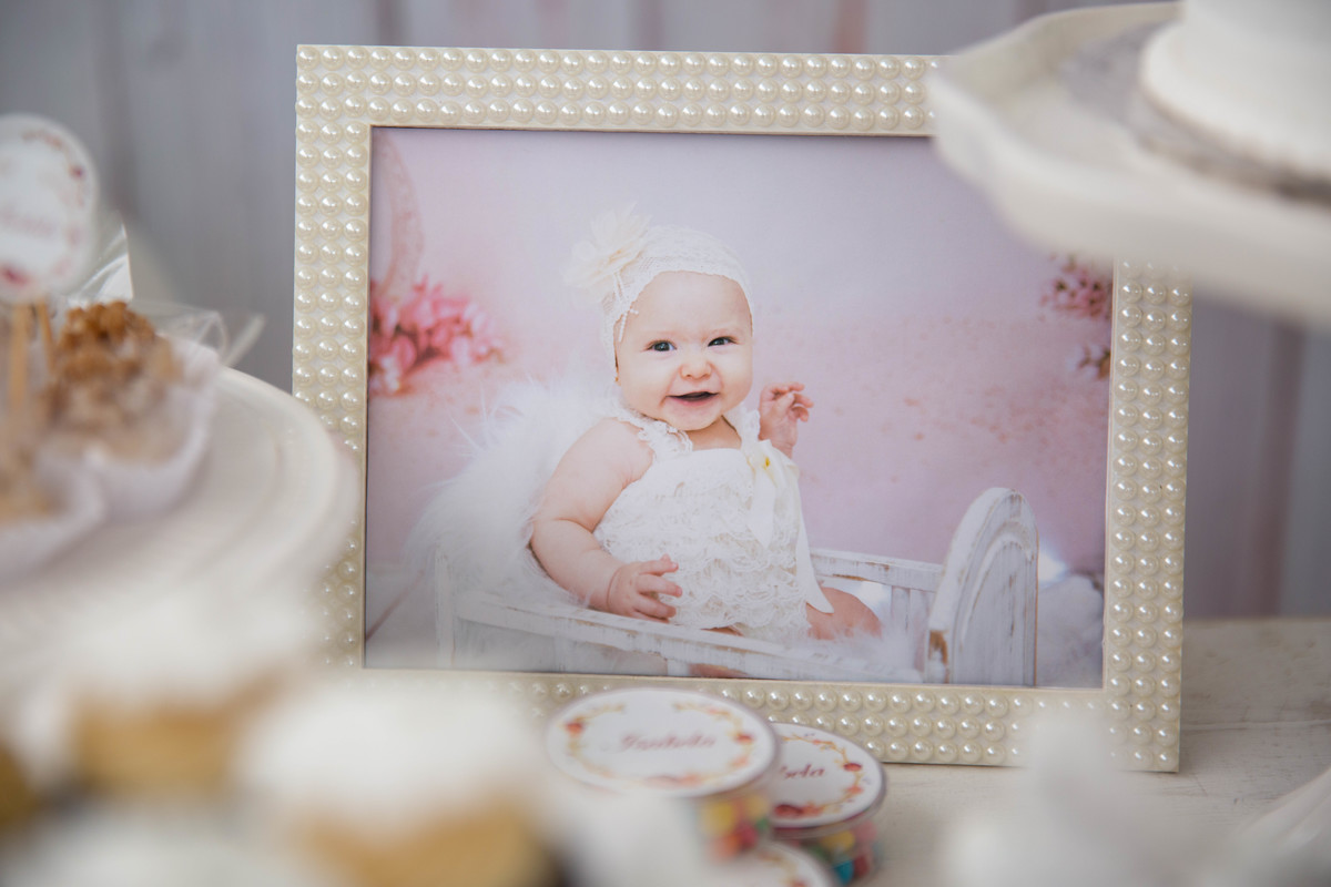 Foto tirada num ensaio antes do batizado em seu acompanhamento no estúdio Moema David Fotografia