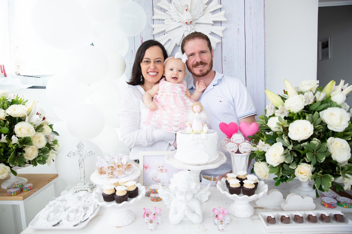 Foto linda dos pais com a bebe Isabela em foto na mesa decorada
