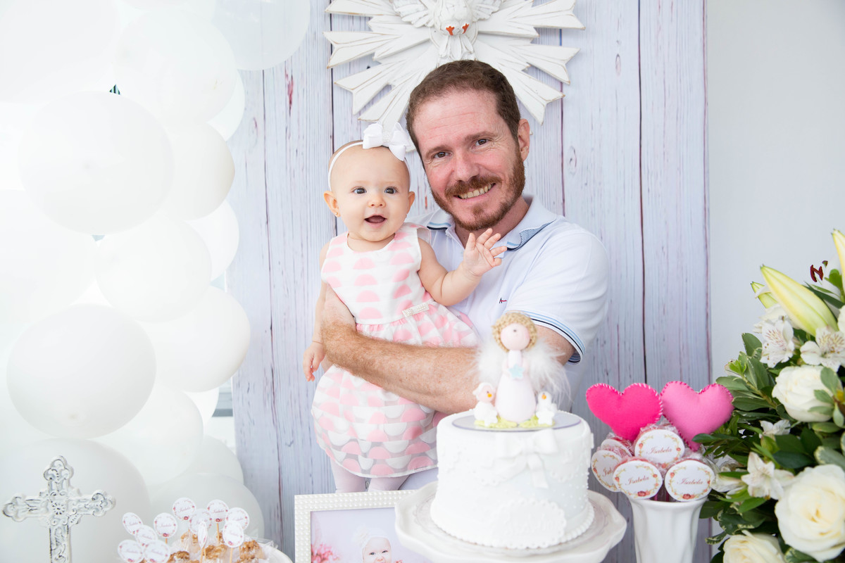 A bebe com seu papai em foto na mesa decorada