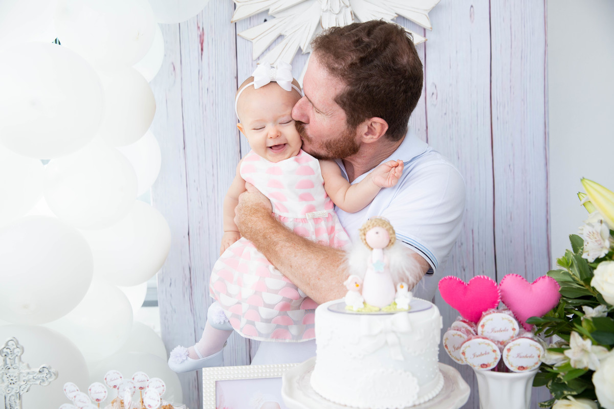 A bebe com seu papai dando beijinho em foto na mesa decorada