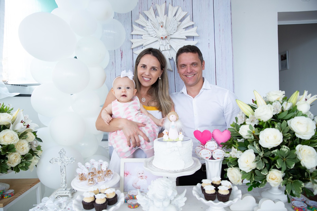 Padrinhos de consagração em foto na mesa decorada