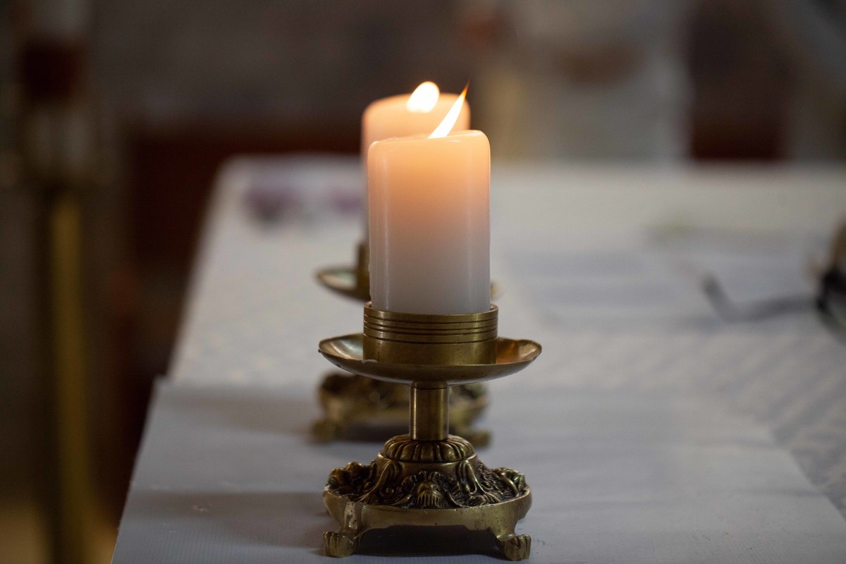 Velas da ornamentação da igreja no batizado