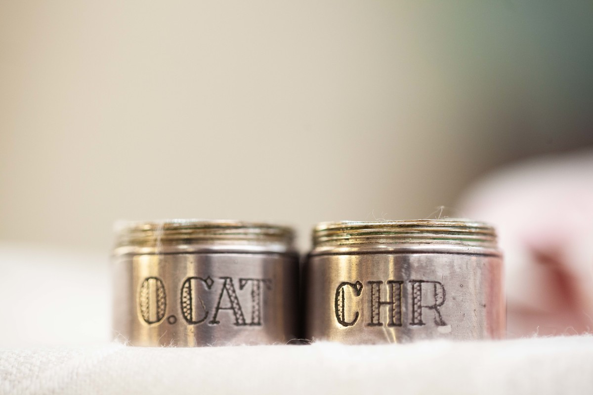 Potinhos de sal, óleo da crisma, óleo do batismo