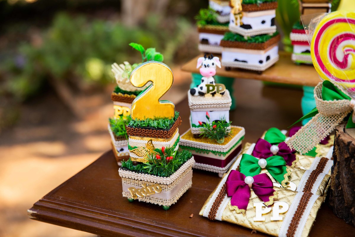 Decoração de mesa galinha vaquinha pintinho tema fazendinha na roça numero 2 kitkat Decoração de mesa galinha vaquinha pintinho tema fazendinha na roça