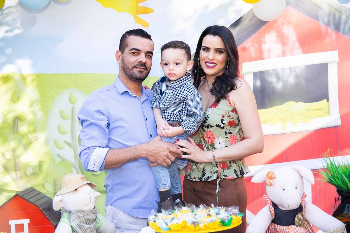 Pais na mesa do bolo ovelhinha tema fazendinha na roça